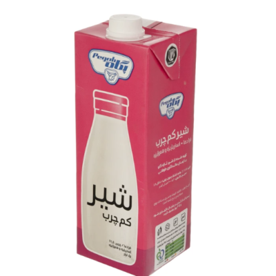شیر کم چرب پگاه یک لیتری در بسته‌بندی تتراپک صورتی با درب سفید